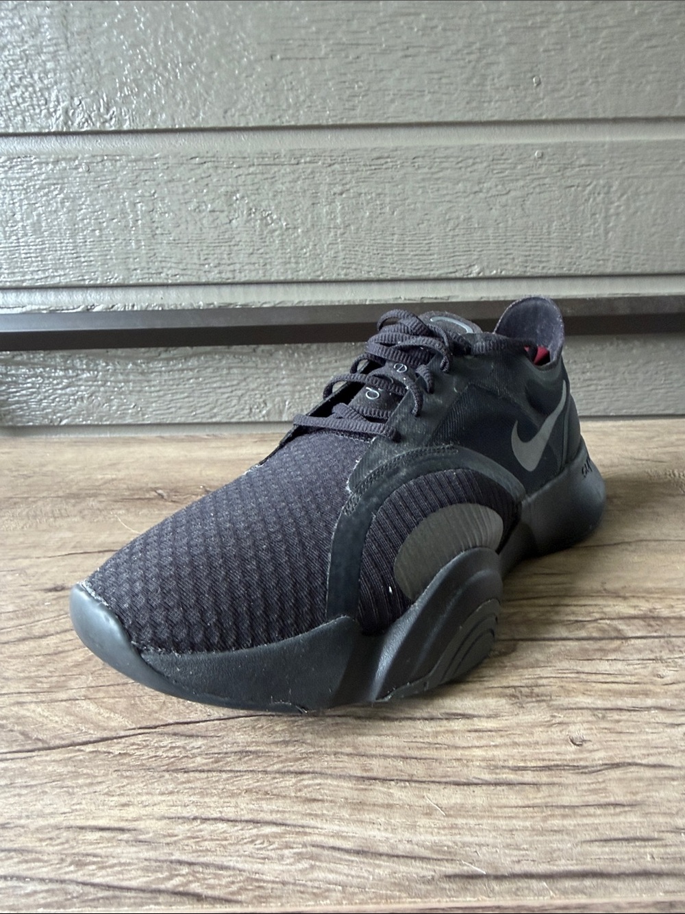 Nike Guperrep Men’s Black Athletic Sneaker with Subtle Gray Swoosh size 12.5